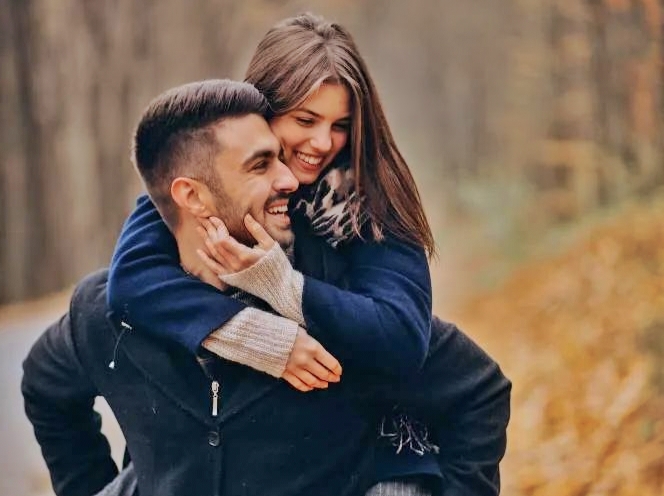 How to Hold a Girl’s Hand for the First Time